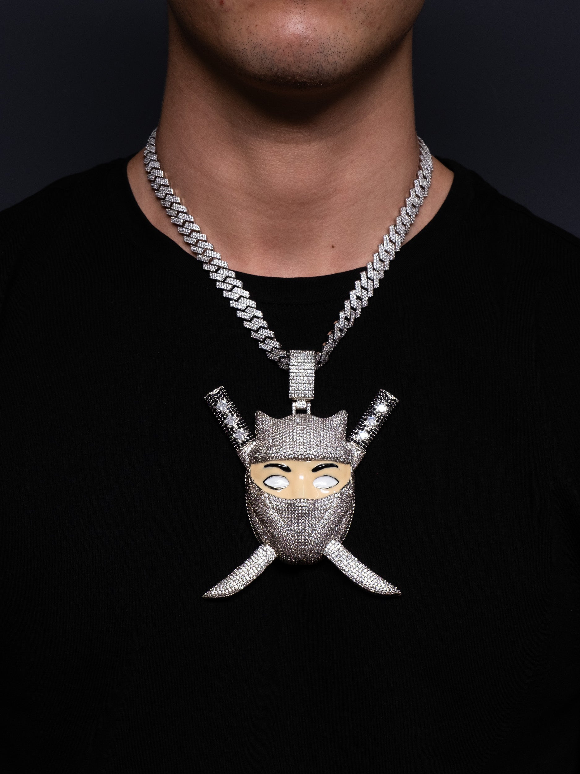 Colgante ninja con catanas en oro blanco y diamantes moissantita VVS igual que la que lleva Young Chimi el cantante de trap, que también se puede encontrar en Ice Baby.