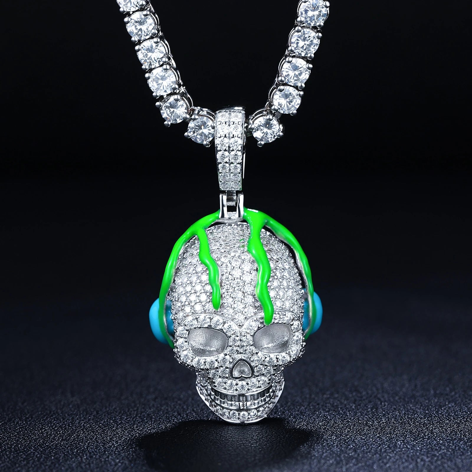 Calavera con auriculares de Plata 925 con Moisantita VVS brillante en la oscuridad