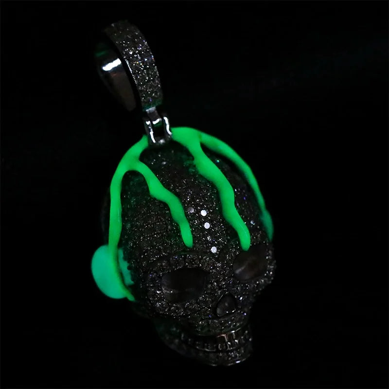 Calavera con auriculares de Plata 925 con Moisantita VVS brillante en la oscuridad