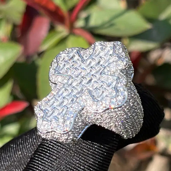 Anillo diamantado en forma de cruz
