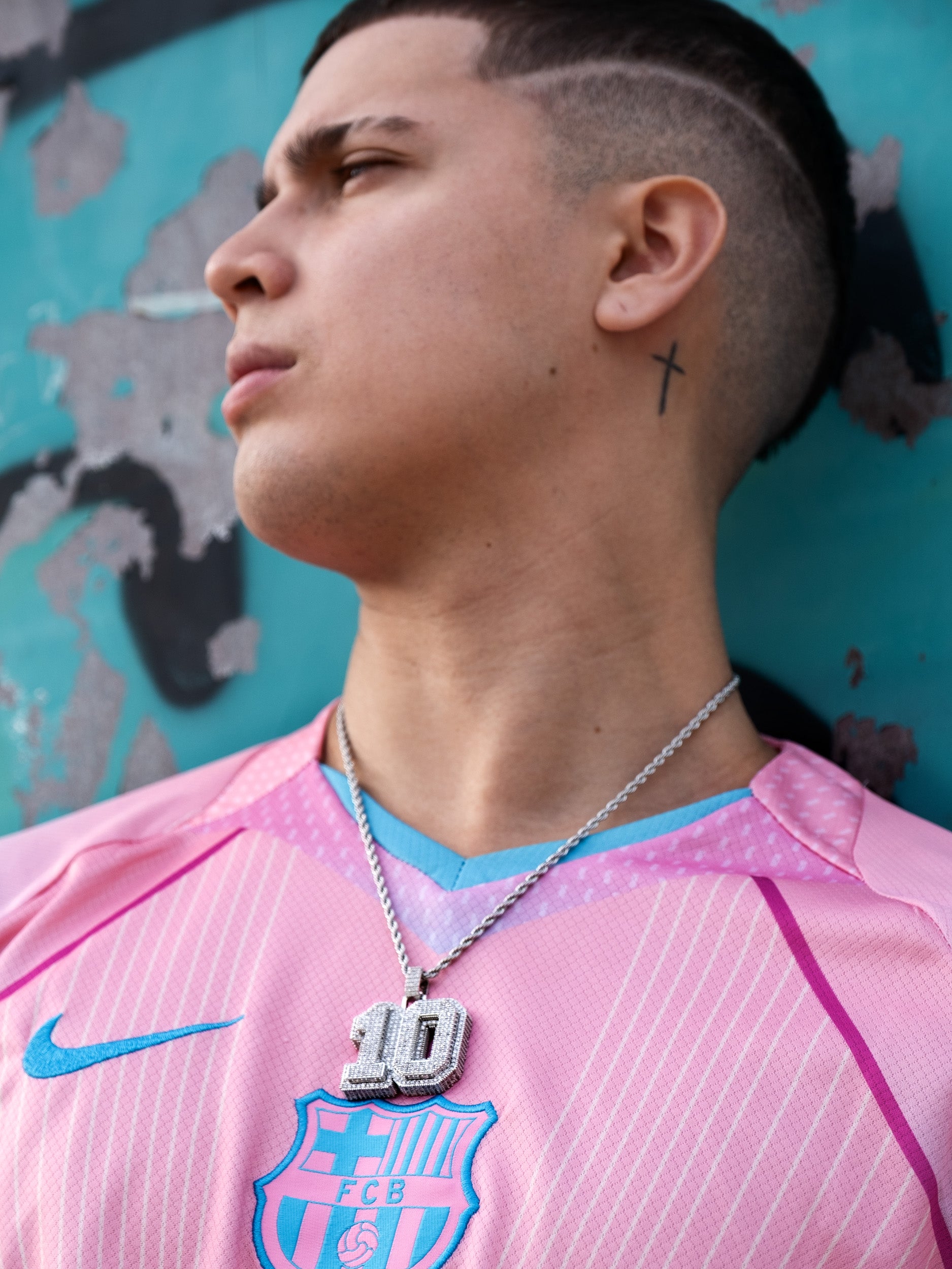 Colgante con el número 10 en diamantes y oro blanco, la misma que lleva Lamine Yamal, el jugador de fútbol. Con cordón salomónico o cadena tennis incluída.