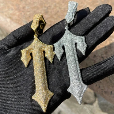 Colgante con forma de T de Trapstar repleto de diamantes de imitación del rapero Central Cee.