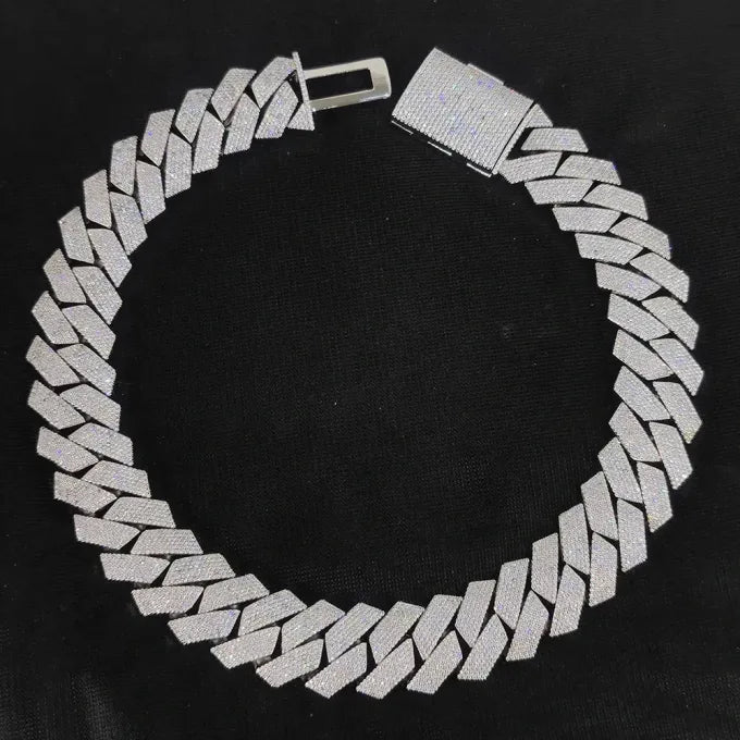 Cadena Cubana diamantada gruesa con eslabones cubanos puntiagudos estilo cadena de cantante de trap y reggaeton