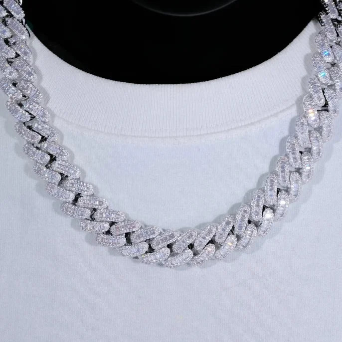 Cadena cubana repleta de diamantes de imitación en baguette bañada en oro.
