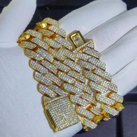 Cadena cubana diamantada bañada en oro inspirada en las cadenas que llevan los cantantes de trap y reggaeton actuales.