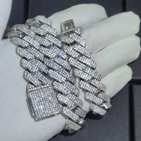 Cadena cubana diamantada bañada en oro inspirada en las cadenas que llevan los cantantes de trap y reggaeton actuales.