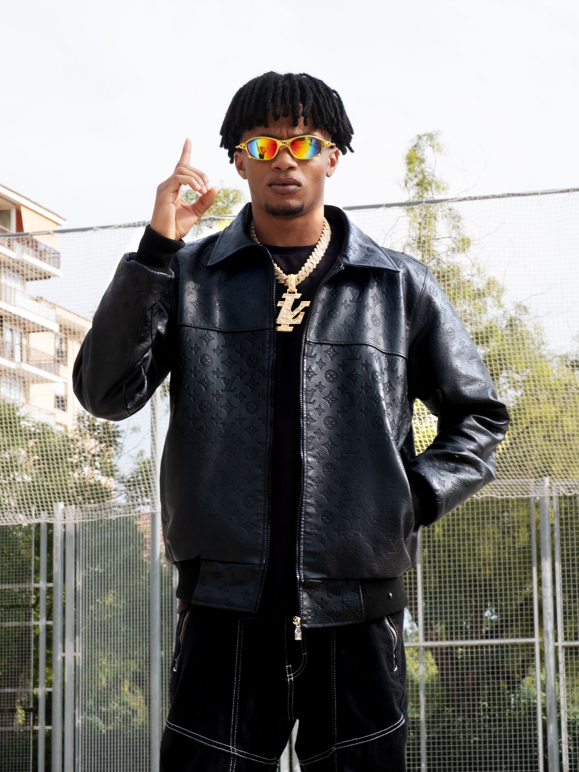 Colgante con las letras LY en diamantes y oro, la misma que lleva Lamine Yamal, el jugador de fútbol. Con cordón salomónico o cadena cubana iced out incluída.