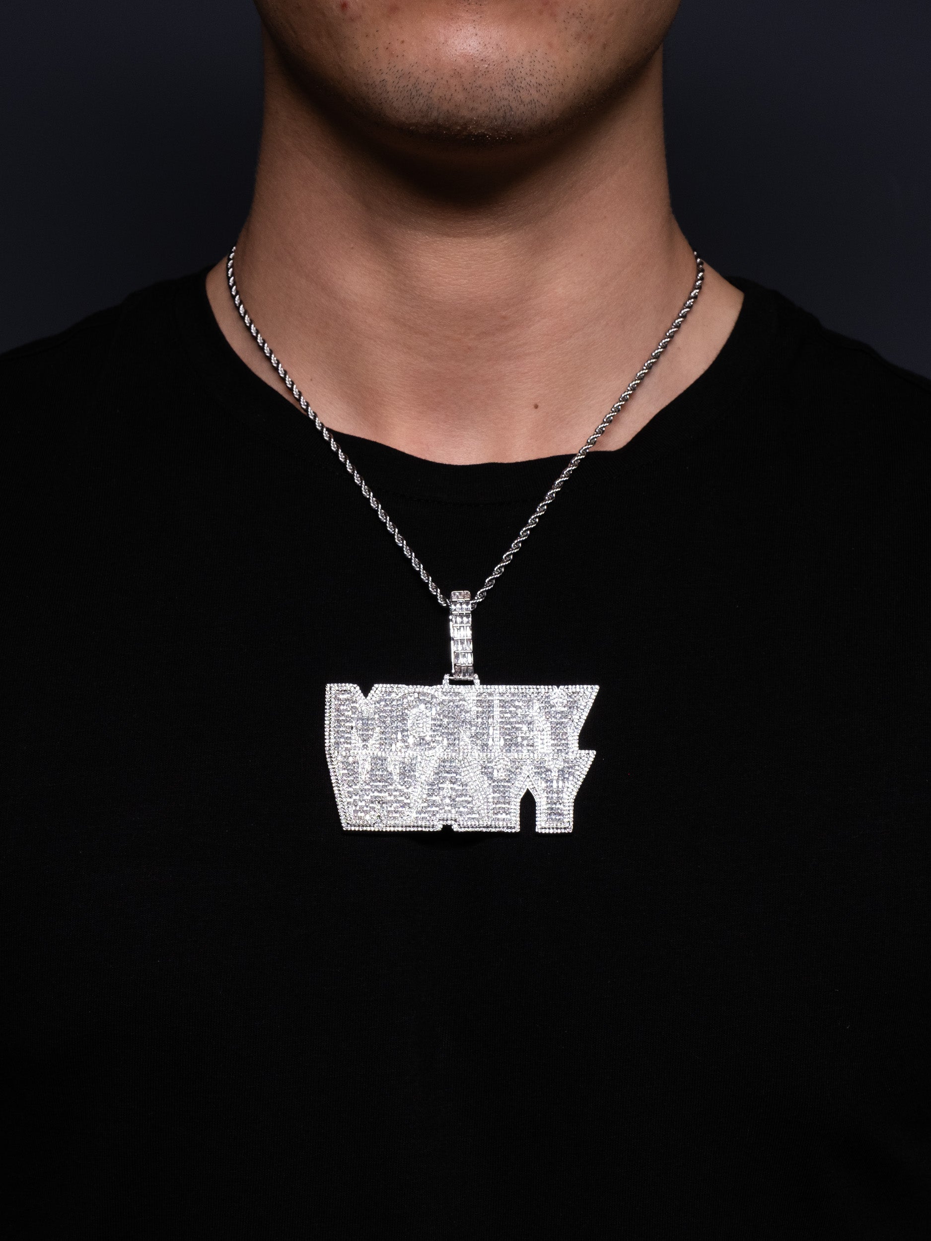 Colgante de young chimi moneywayy con cadena incluída. Pieza de joyería para hombre en oro blanco y diamantes de la marca Street Chains, que también tiene Ice Baby.