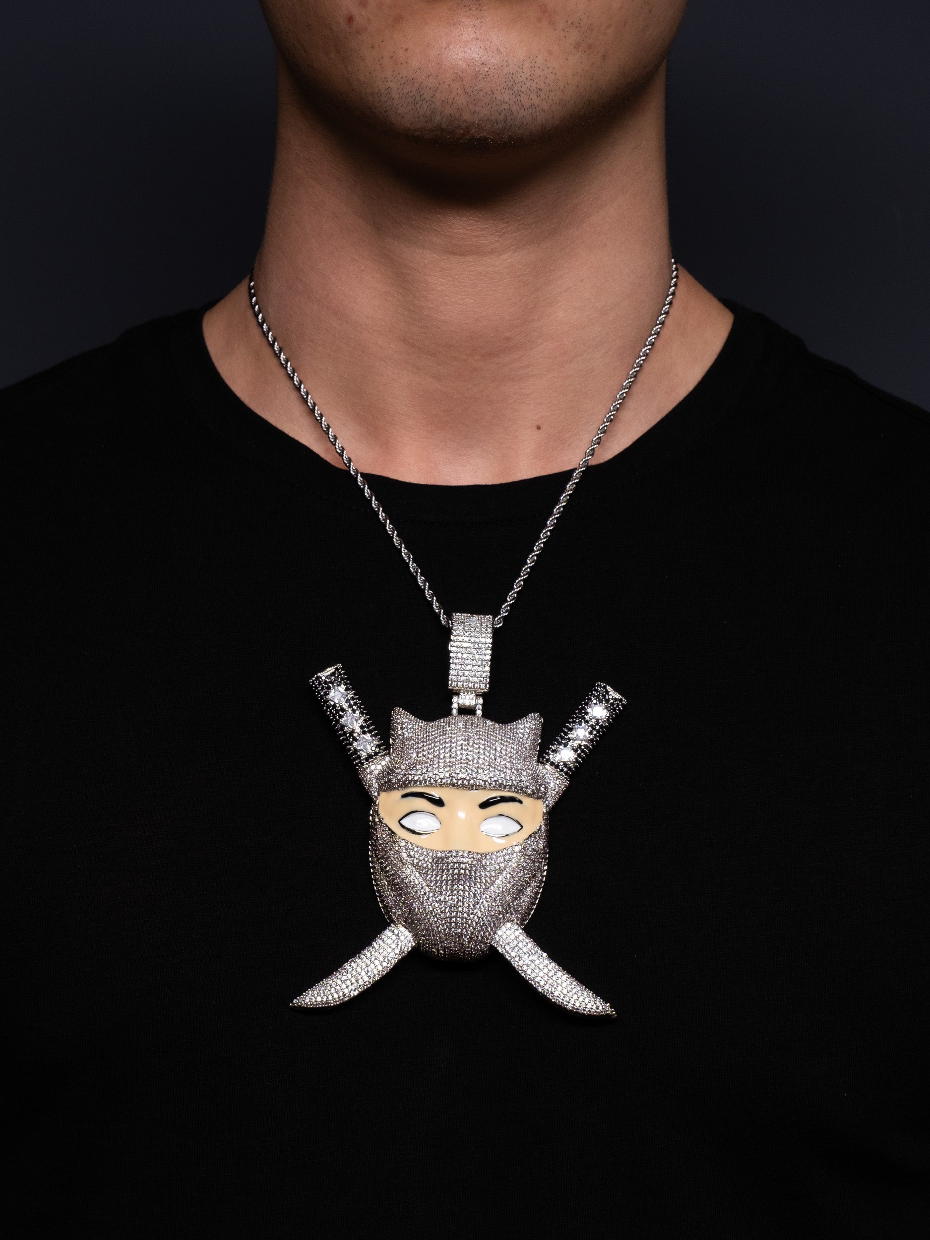 Colgante ninja con catanas en oro blanco y diamantes moissantita VVS igual que la que lleva Young Chimi el cantante de trap, que también se puede encontrar en Ice Baby.