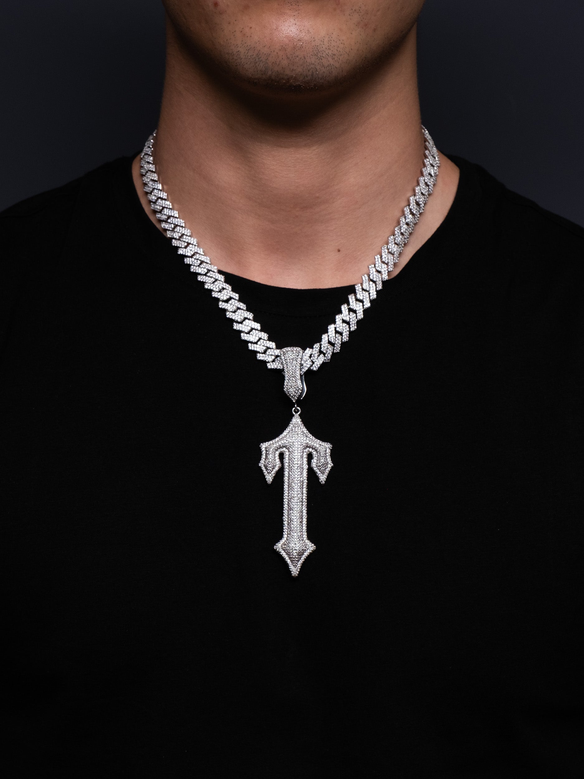 Colgante Trapstar en diamantes, el mismo que lleva central cee en oro blanco y diamantes de imitación.