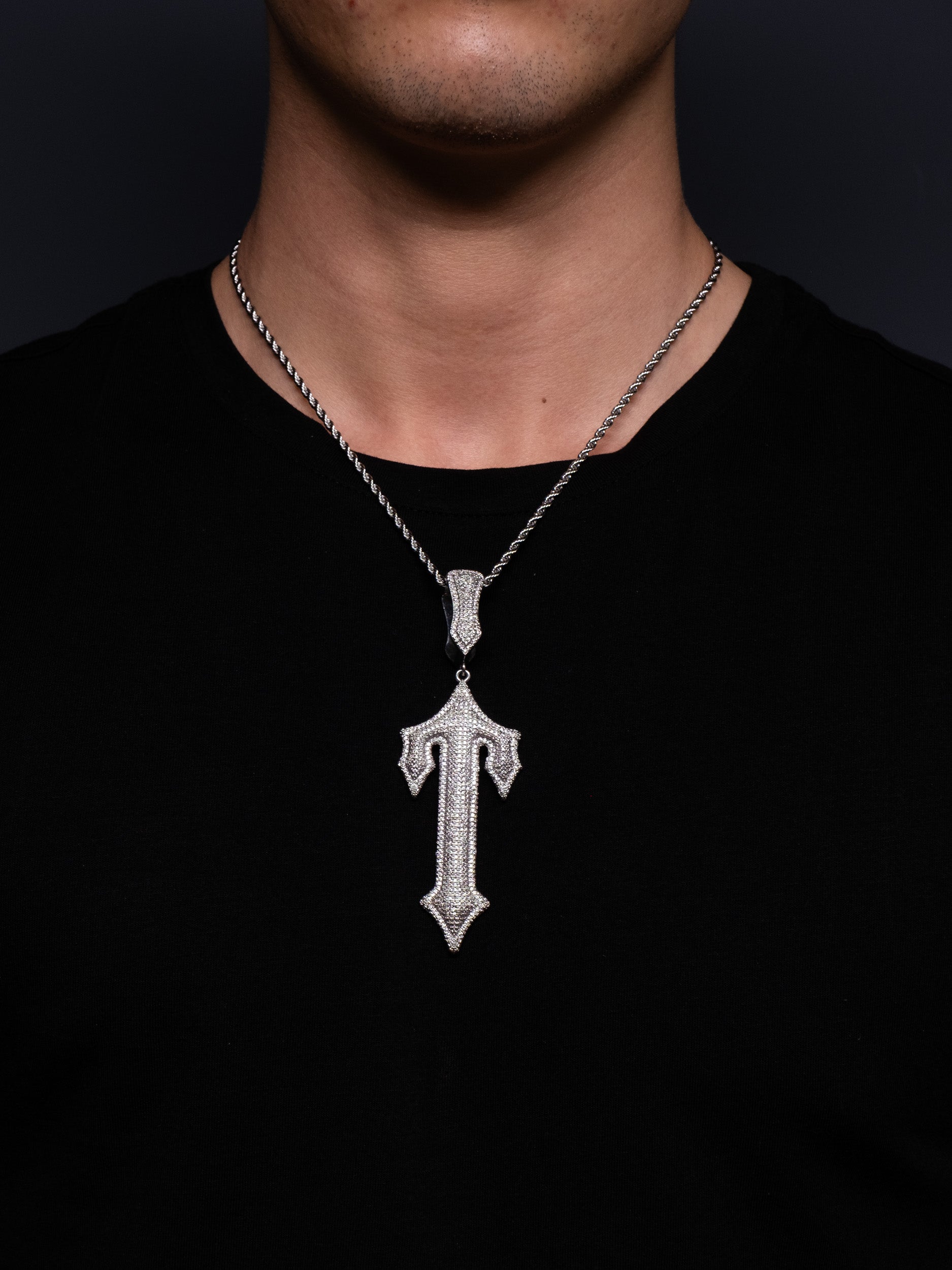 Colgante Trapstar en diamantes, el mismo que lleva central cee en oro blanco y diamantes de imitación.