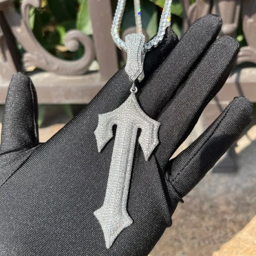 Colgante con forma de T de Trapstar repleto de diamantes de imitación del rapero Central Cee.