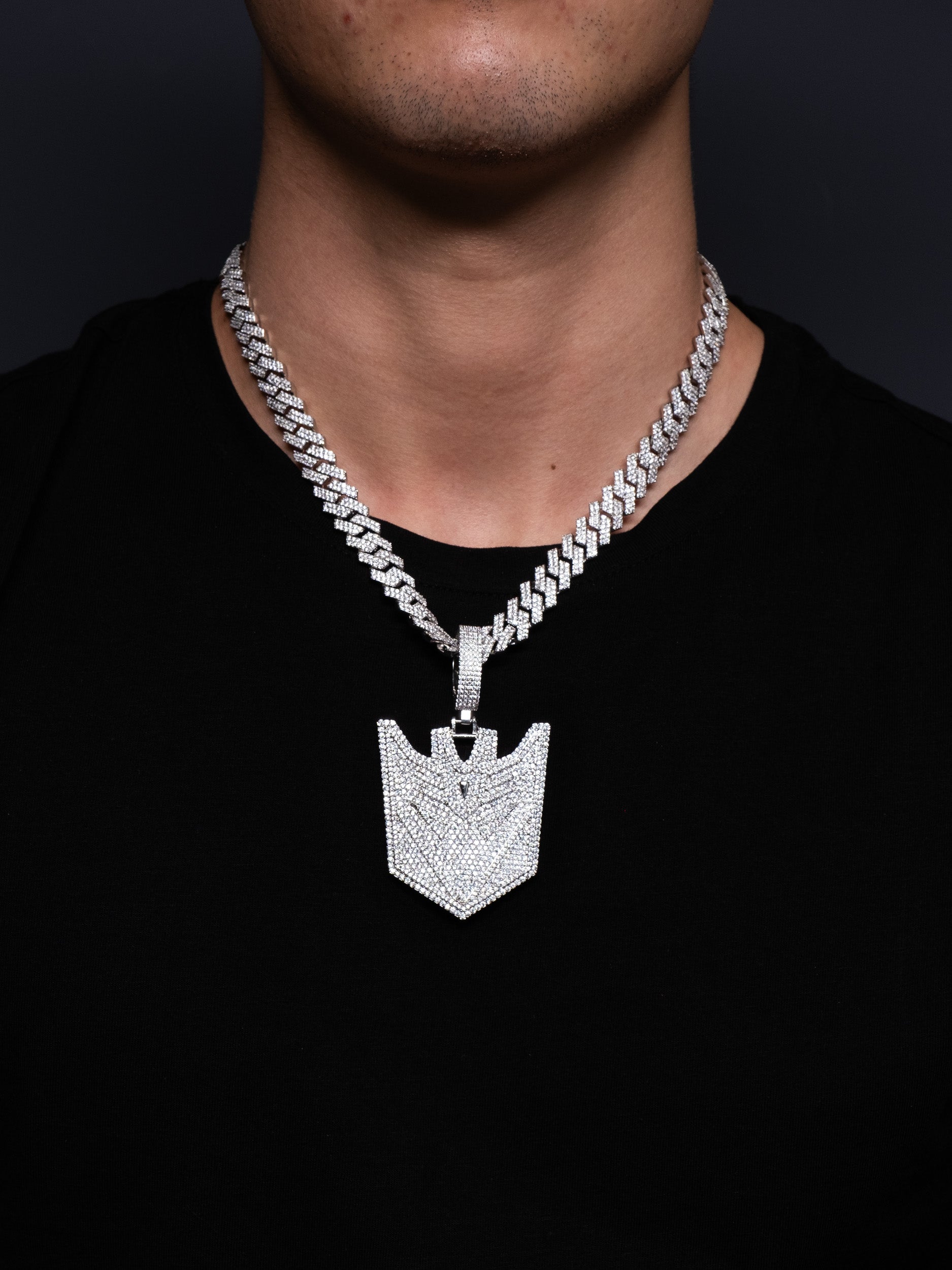 Colgante de young chimi llamado megatron con cadena incluída. Pieza de joyería para hombre en oro blanco y diamantes de la marca Street Chains, que también tiene Ice Baby.