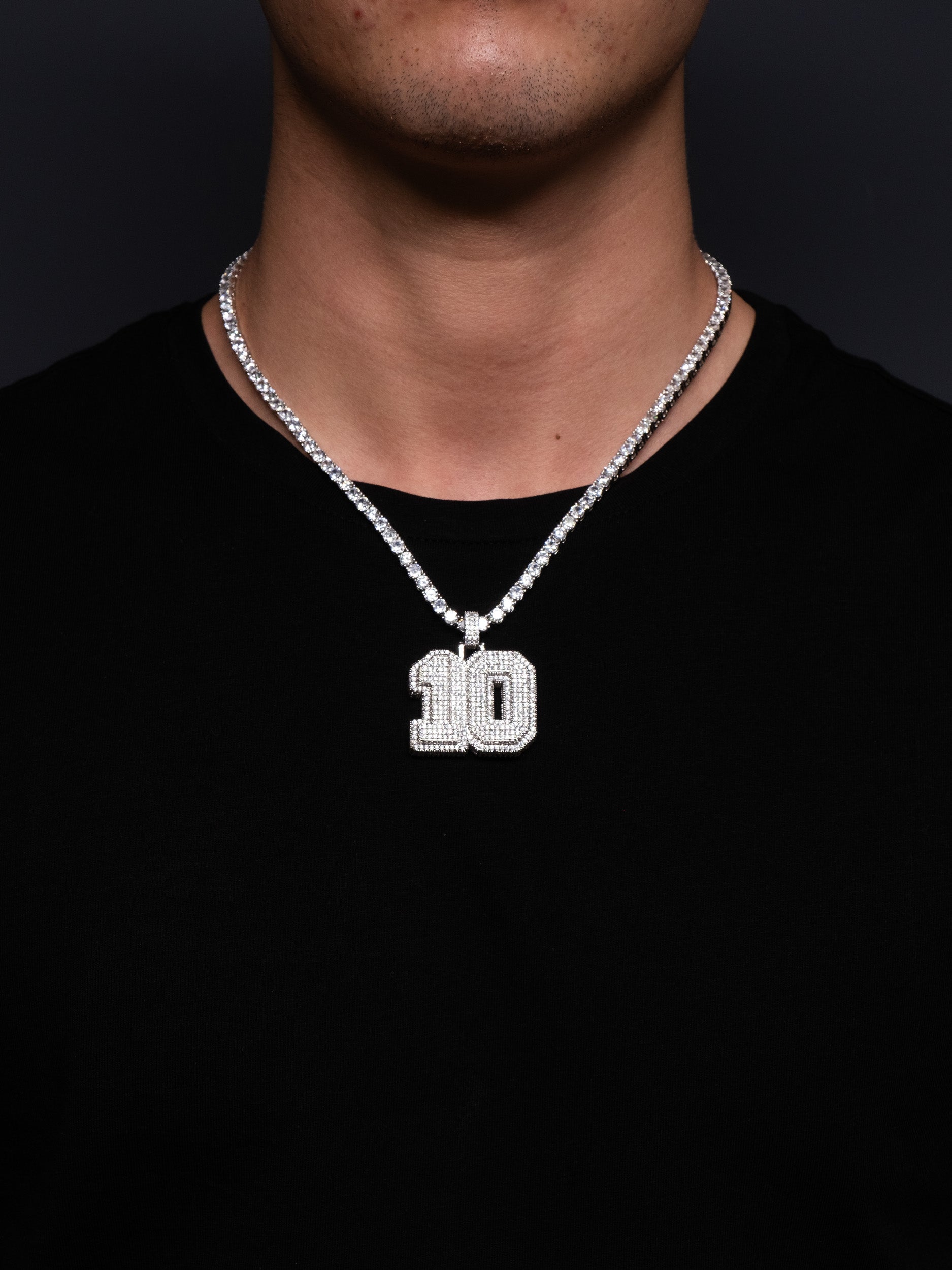 Colgante con el número 10 en diamantes y oro blanco, la misma que lleva Lamine Yamal, el jugador de fútbol. Con cordón salomónico o cadena tennis incluída.