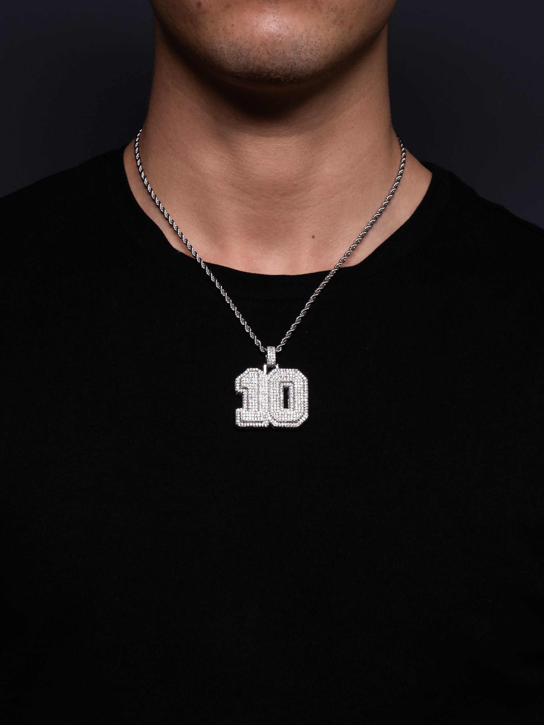 Colgante con el número 10 en diamantes y oro blanco, la misma que lleva Lamine Yamal, el jugador de fútbol. Con cordón salomónico o cadena tennis incluída.