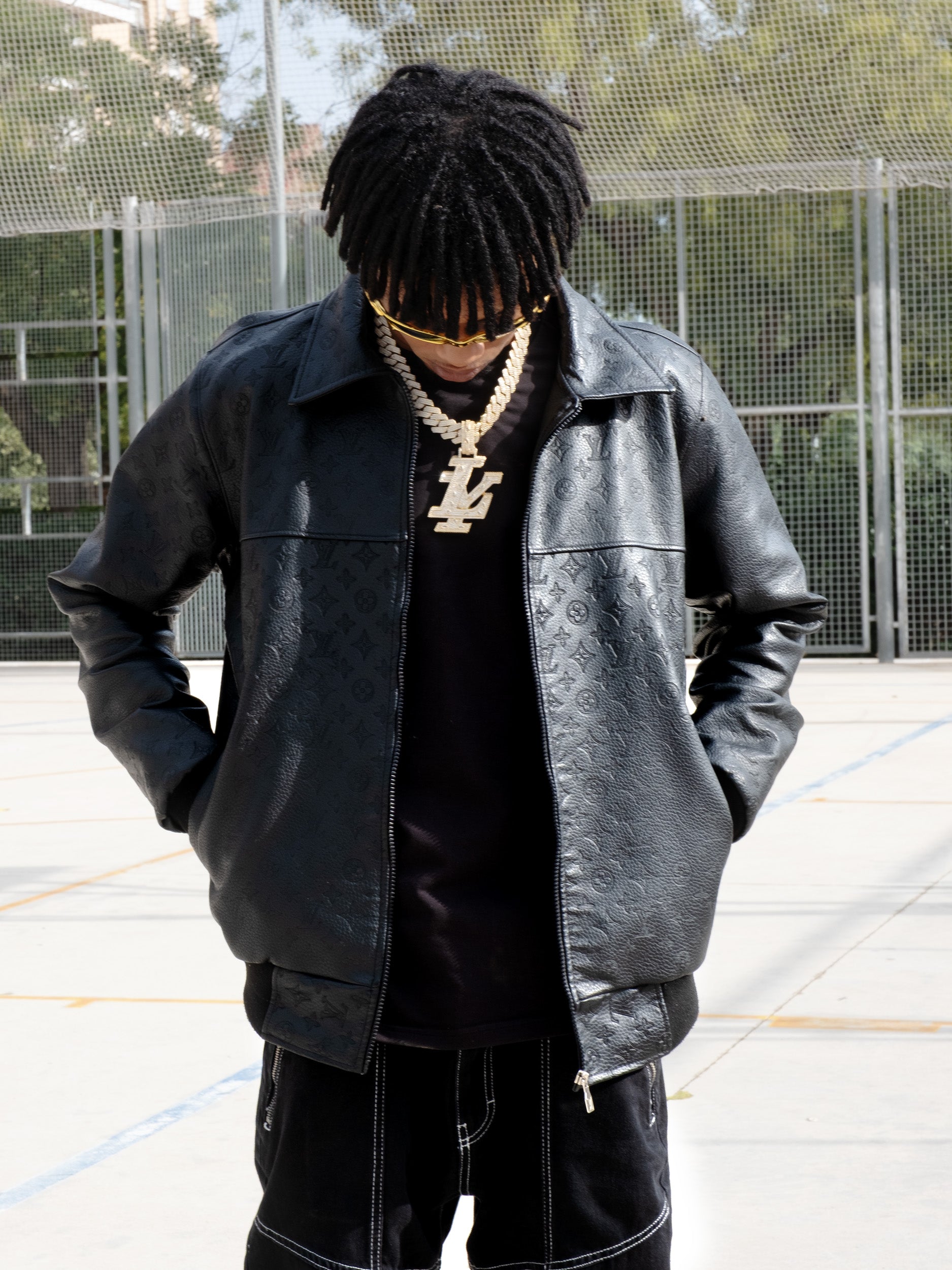 Colgante con las letras LY en diamantes y oro, la misma que lleva Lamine Yamal, el jugador de fútbol. Con cordón salomónico o cadena cubana iced out incluída.