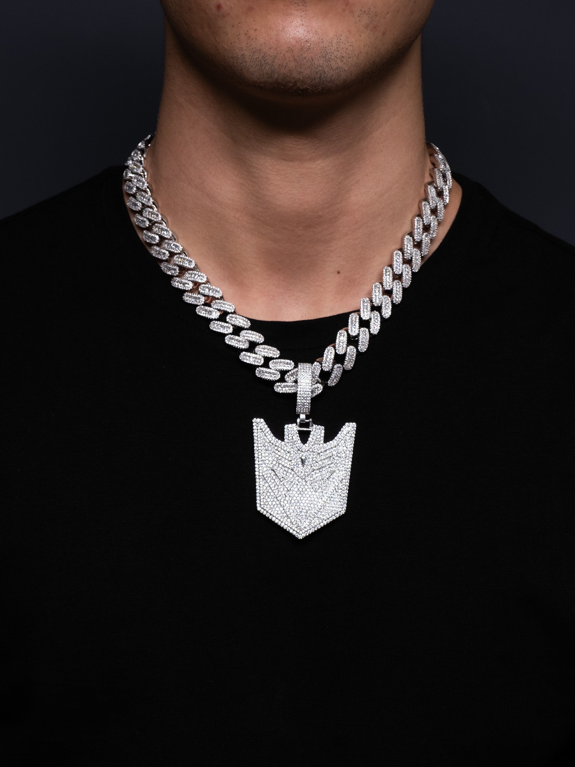 Colgante de young chimi llamado megatron con cadena incluída. Pieza de joyería para hombre en oro blanco y diamantes de la marca Street Chains, que también tiene Ice Baby.