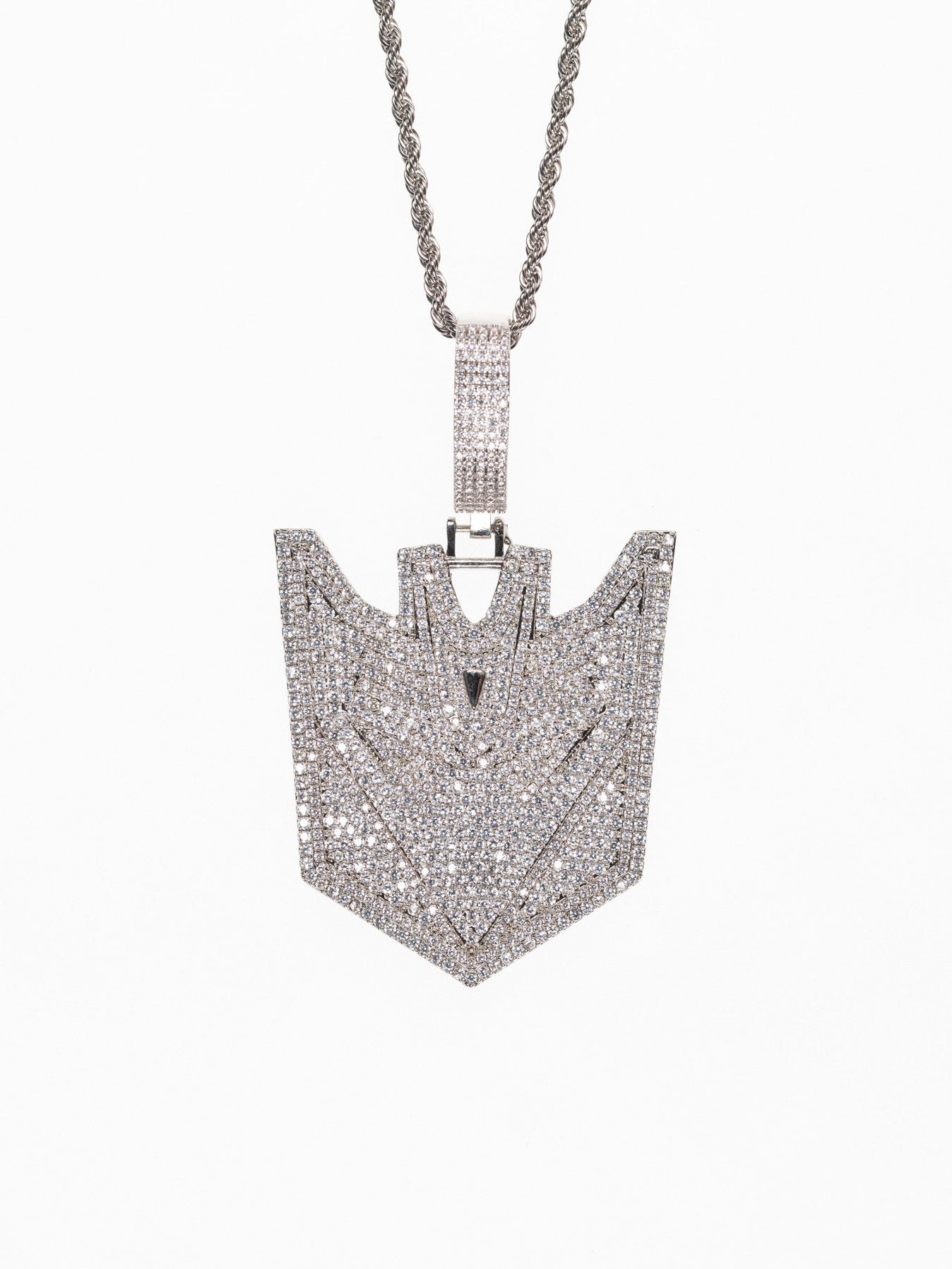 Colgante de young chimi llamado megatron con cadena incluída. Pieza de joyería para hombre en oro blanco y diamantes de la marca Street Chains, que también tiene Ice Baby.