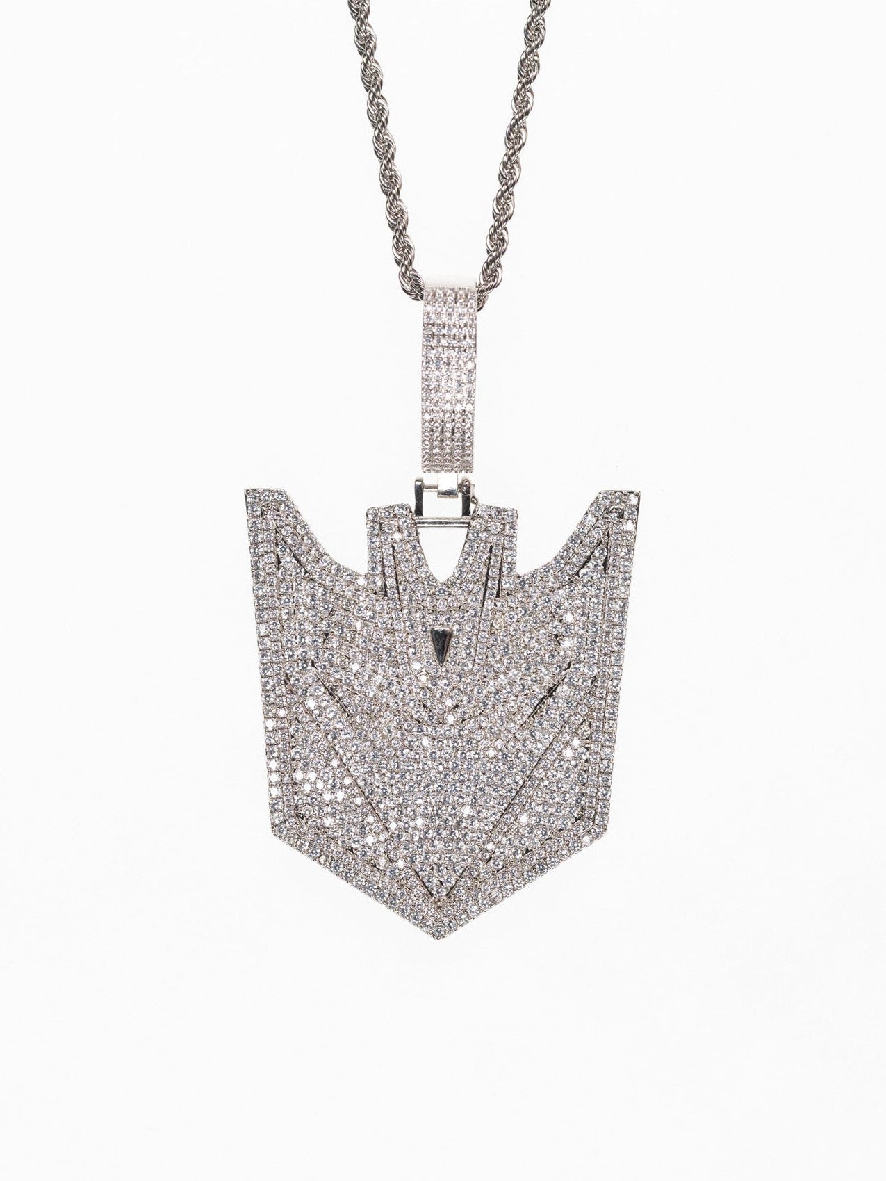 Colgante de young chimi llamado megatron con cadena incluída. Pieza de joyería para hombre en oro blanco y diamantes de la marca Street Chains, que también tiene Ice Baby.