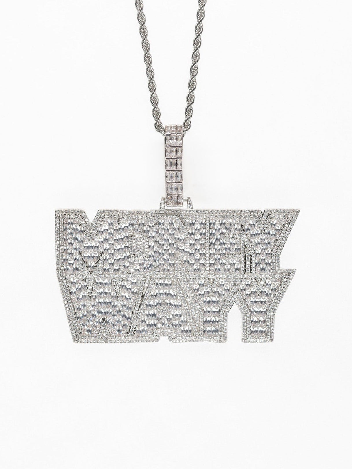 Colgante de young chimi llamado MONEY WAYY con cadena incluída. Pieza de joyería para hombre en oro blanco y diamantes de la marca Street Chains, que también tiene Ice Baby.