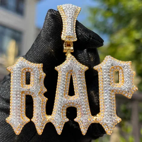 Colgante personalizado con nombre en oro y piedras brillantes estilo iced out