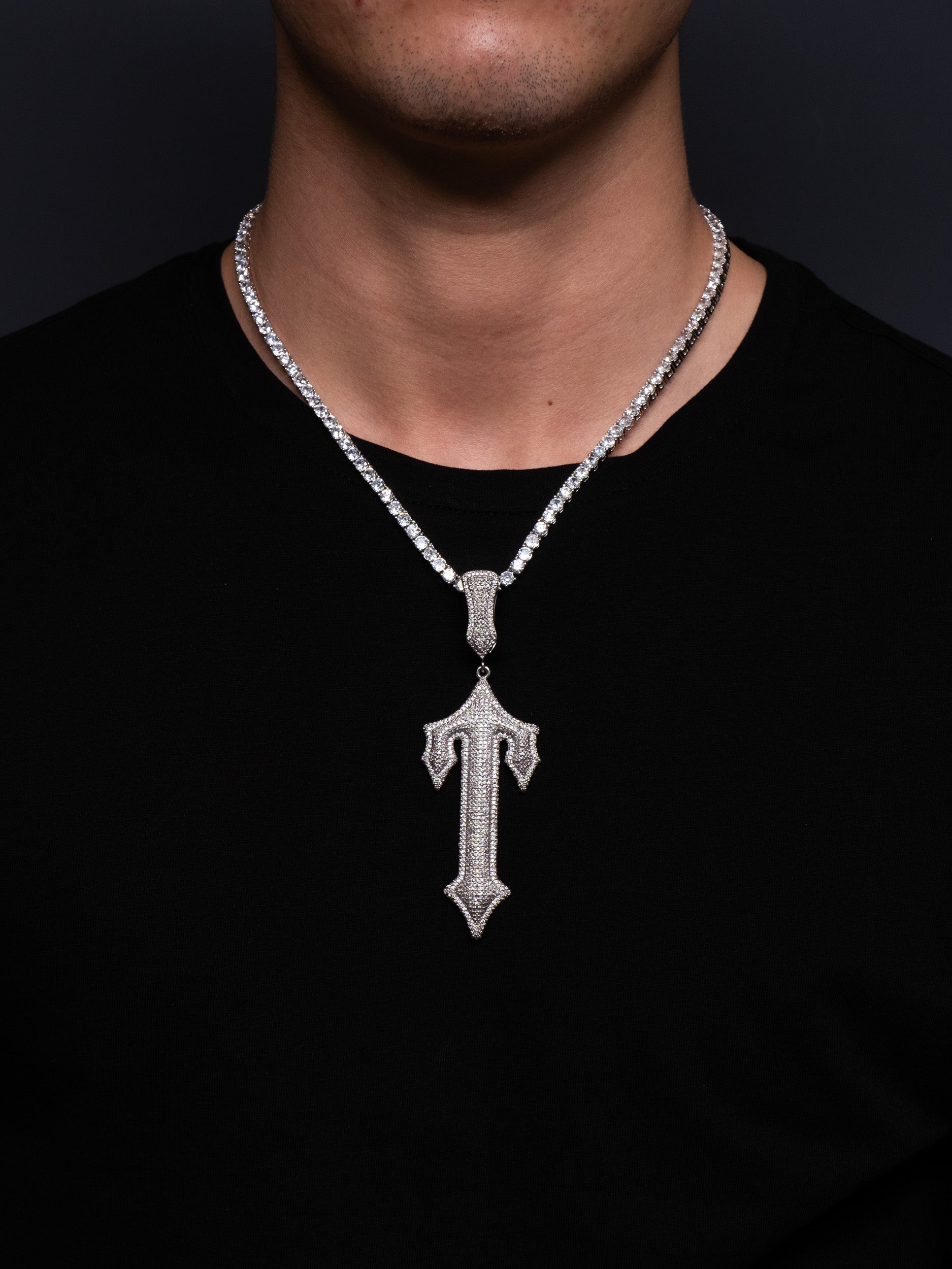 Colgante Trapstar en diamantes, el mismo que lleva central cee en oro blanco y diamantes de imitación.