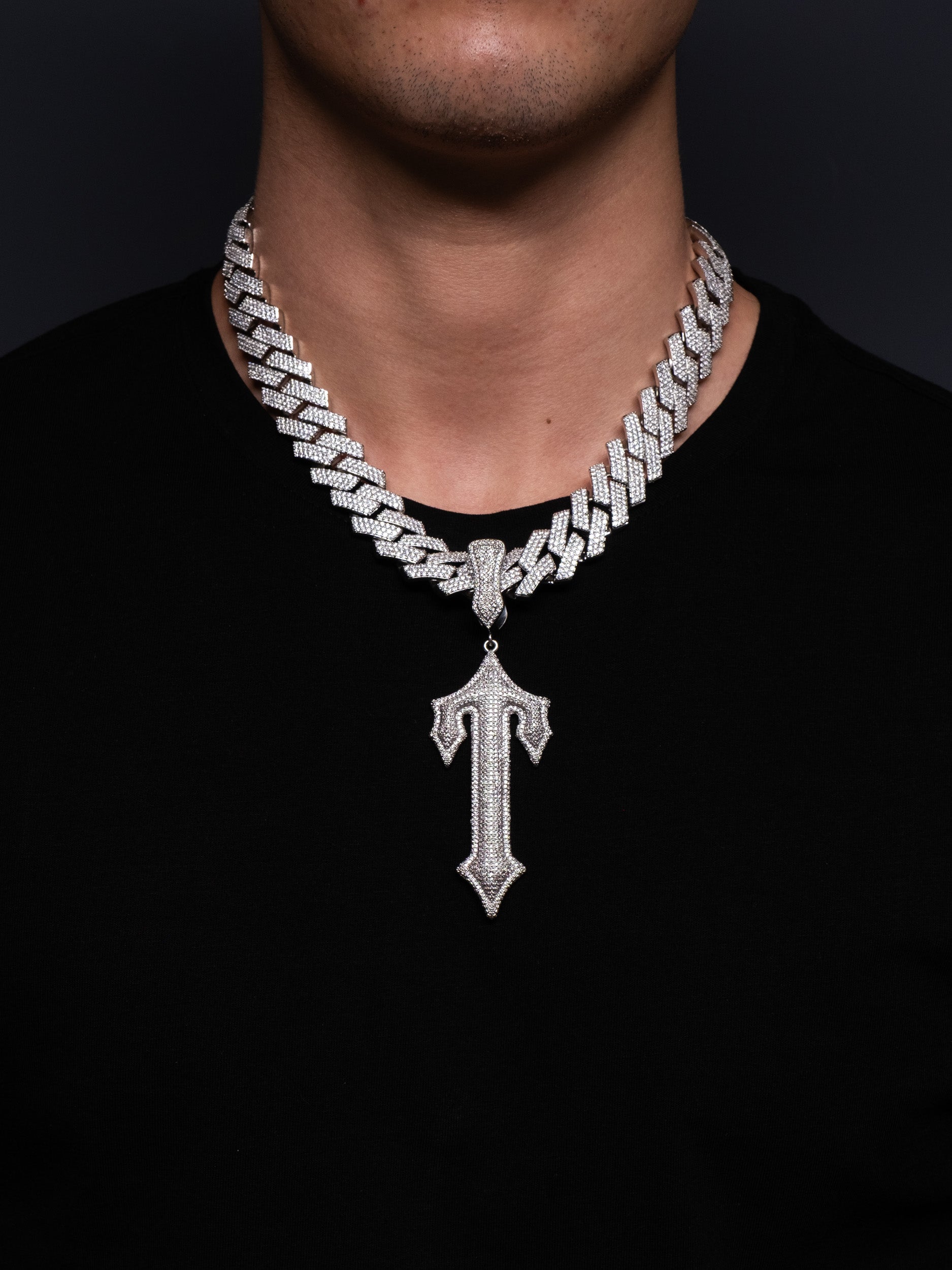 Colgante Trapstar en diamantes, el mismo que lleva central cee en oro blanco y diamantes de imitación.