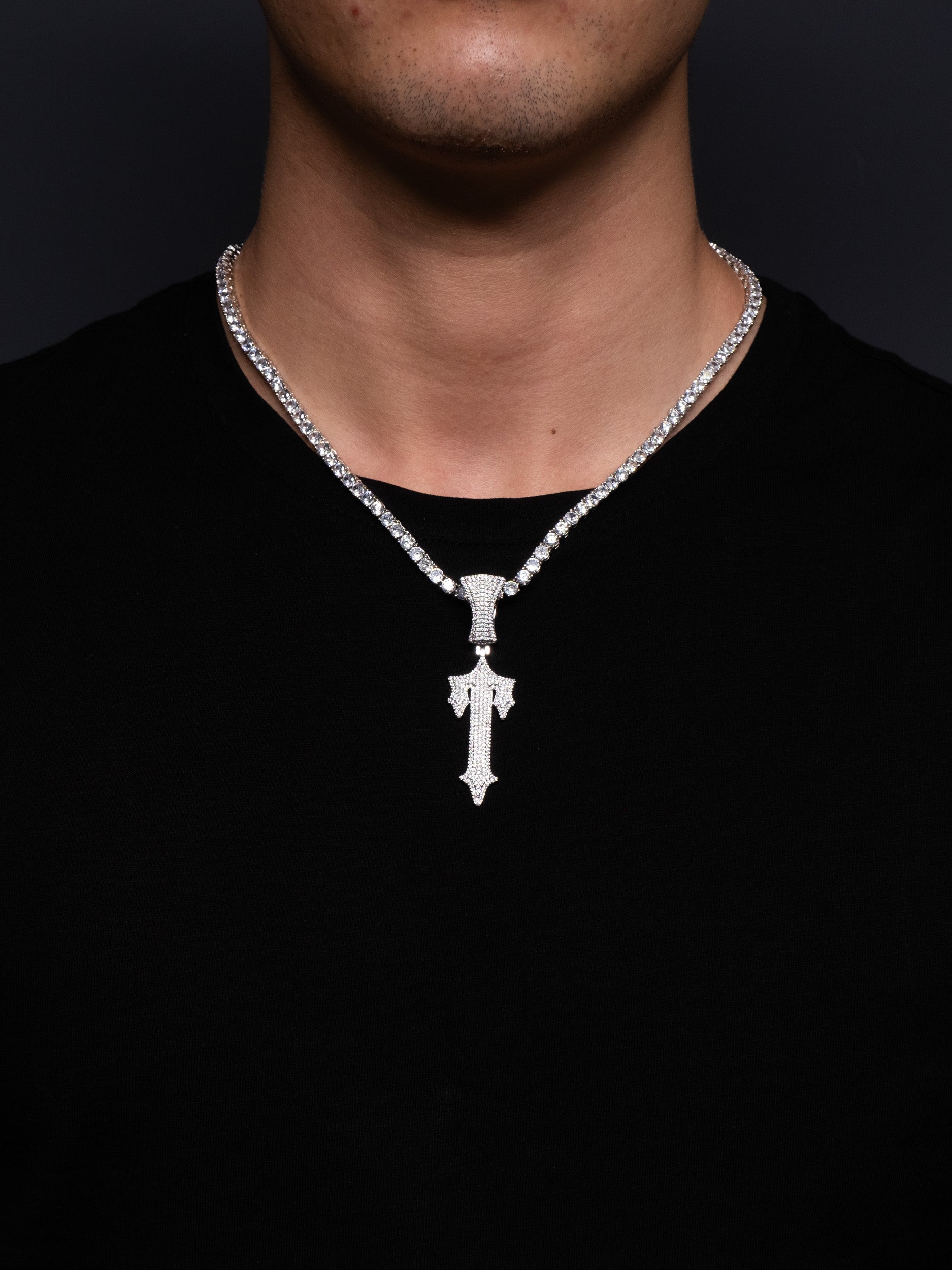 Colgante Trapstar en diamantes, el mismo que lleva central cee en oro blanco y diamantes de imitación.