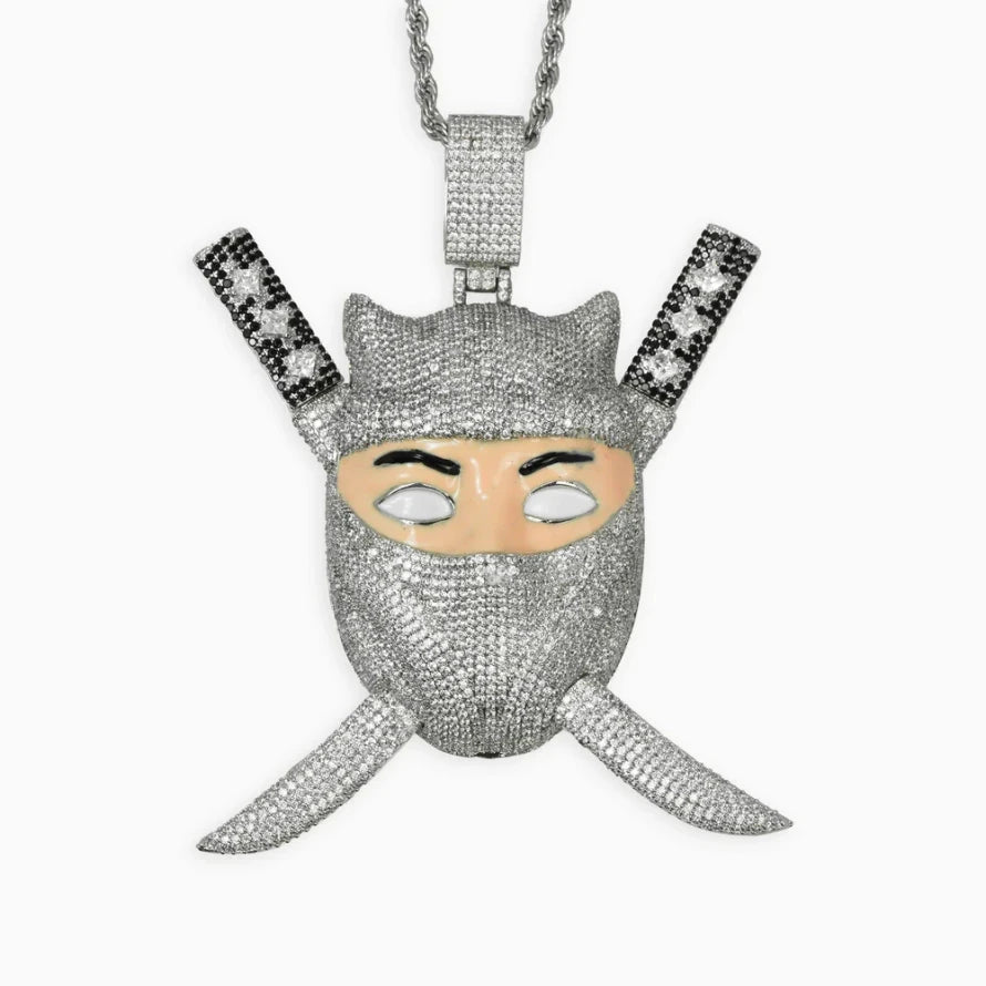 Cadena del cntante de trap young chimi con forma de ninja repleto de diamantes.