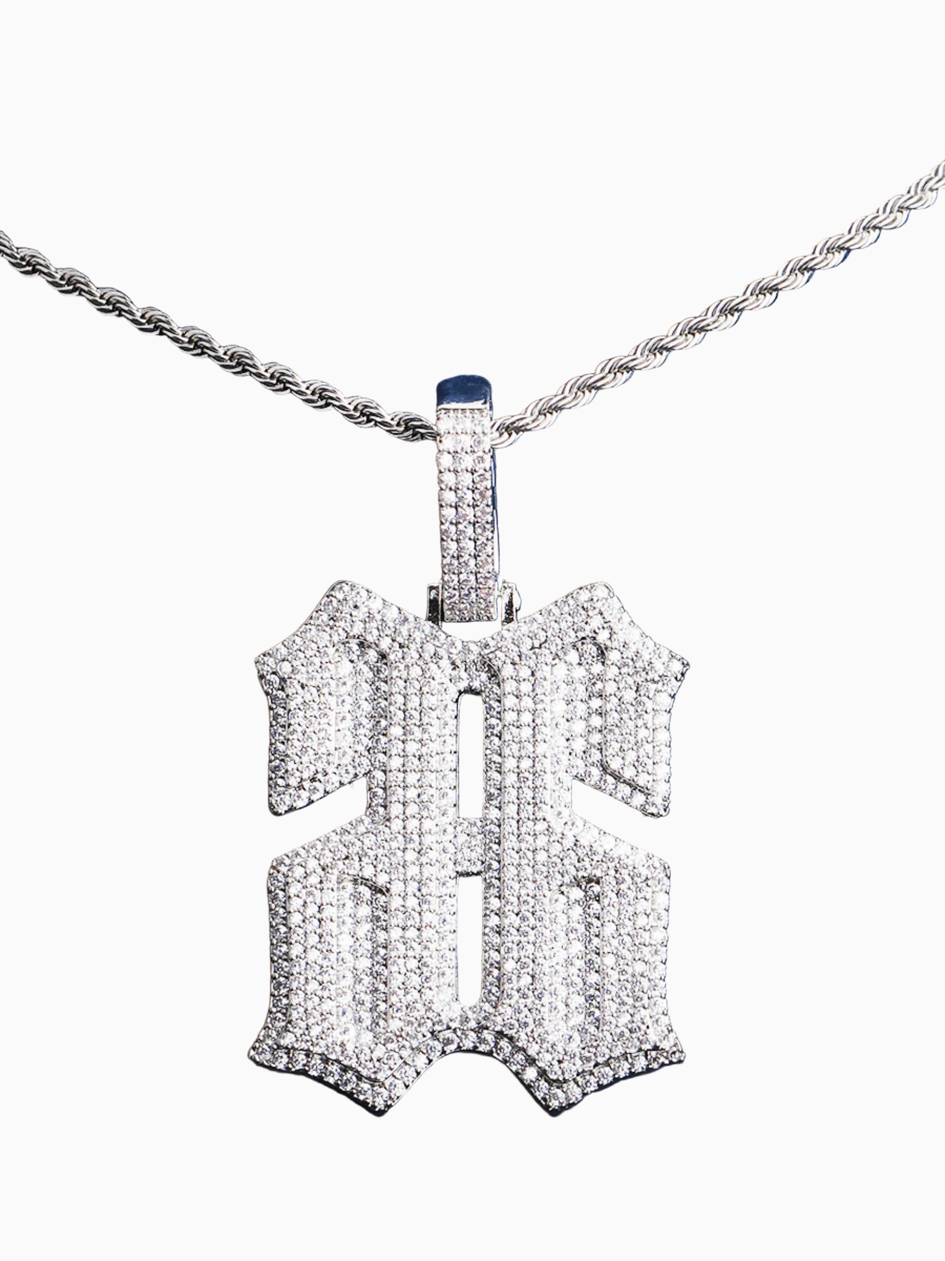 Colgante de diamantes barato de Hades 66 en oro blanco, que también tiene la marca Ice Baby. La empresa Street Chains es fiable y segura.