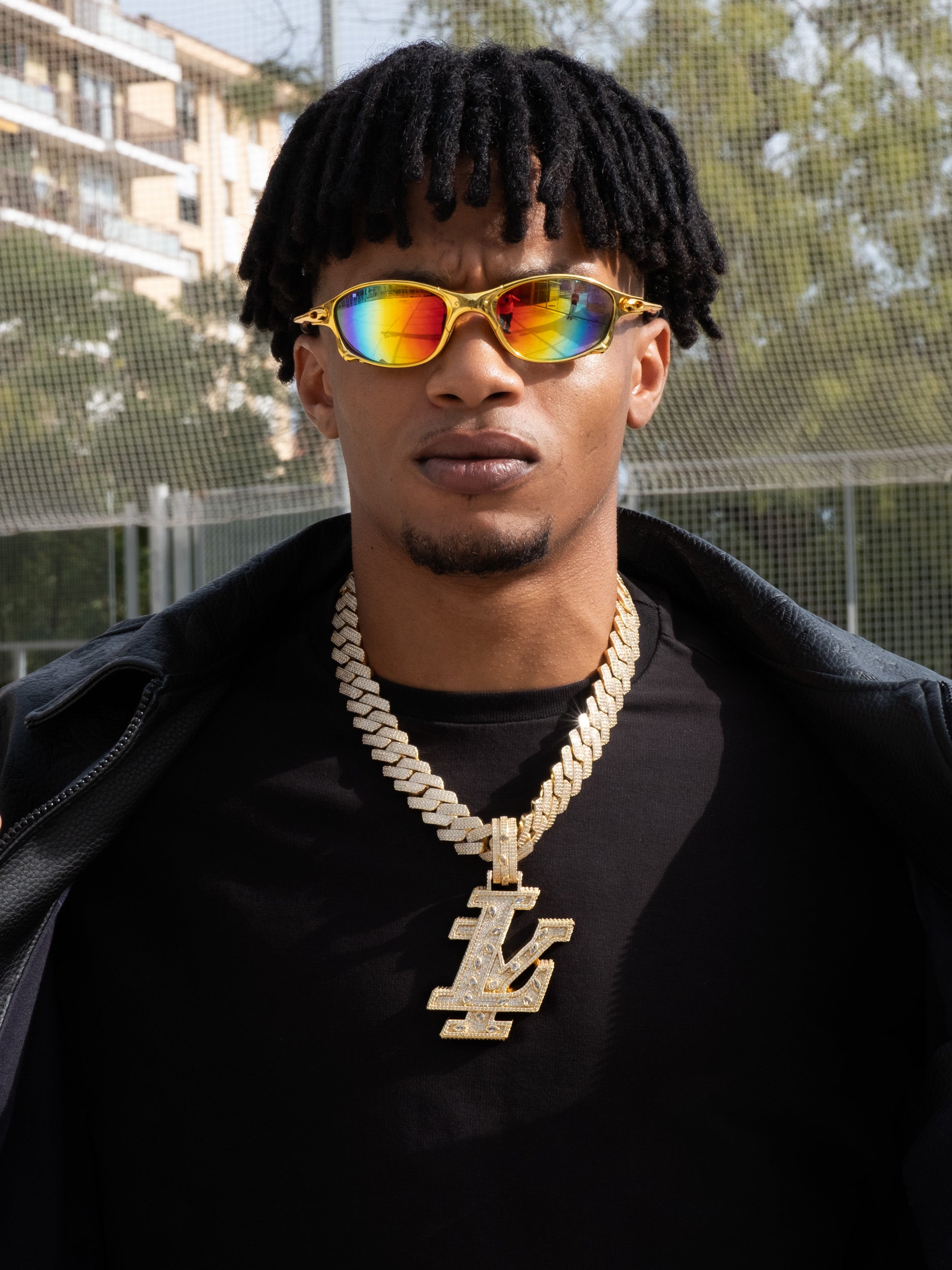 Colgante con las letras LY en diamantes y oro, la misma que lleva Lamine Yamal, el jugador de fútbol. Con cordón salomónico o cadena cubana iced out incluída.