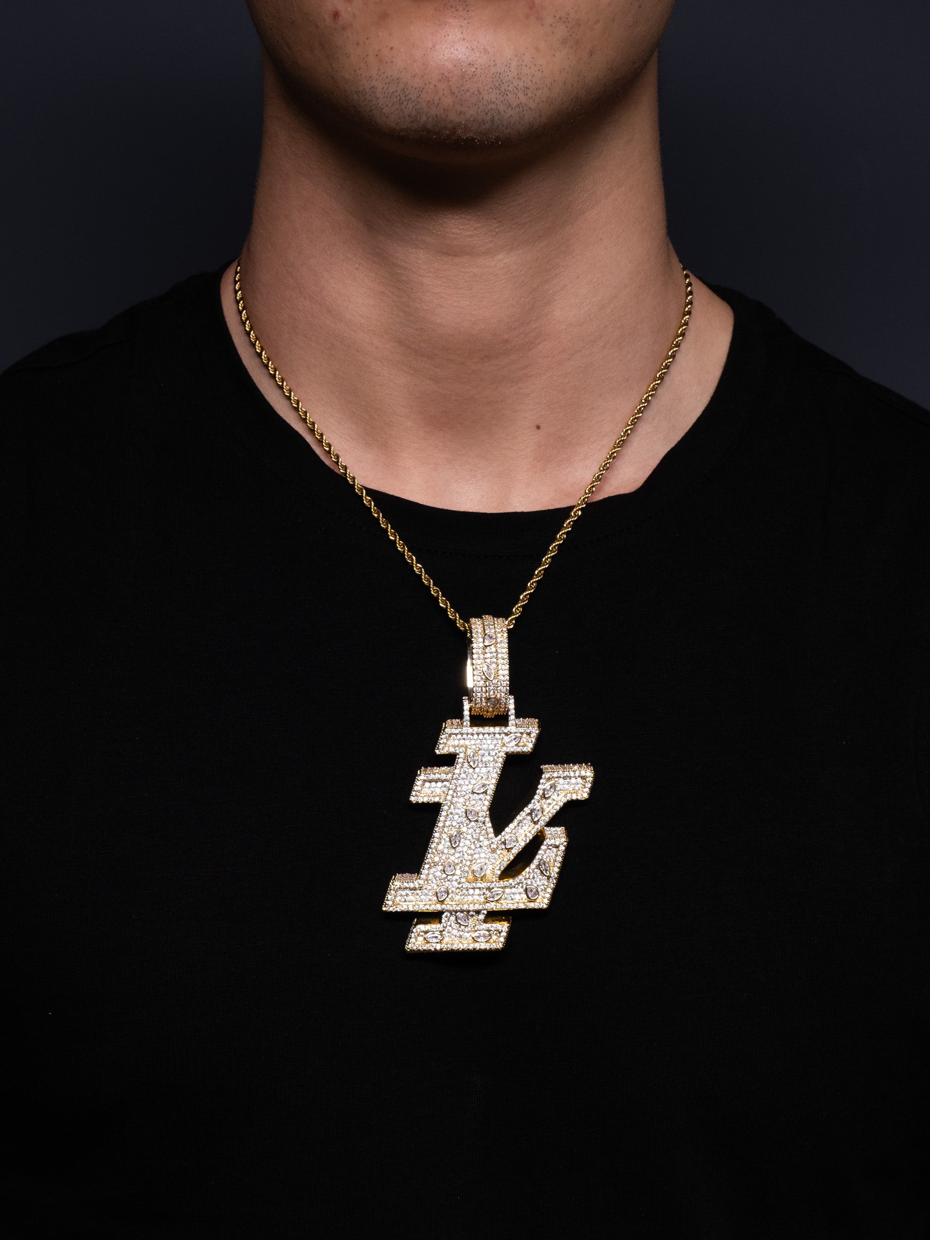 Colgante con las letras LY en diamantes y oro, la misma que lleva Lamine Yamal, el jugador de fútbol. Con cordón salomónico o cadena cubana iced out incluída.