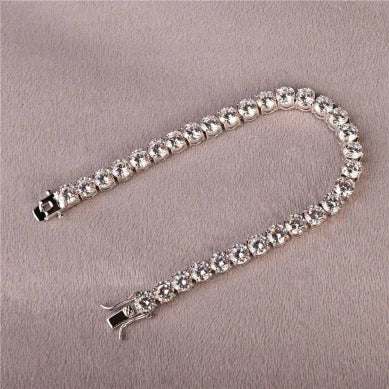 Pulsera de diamantes elegante para hombre ideal para salir de noche.