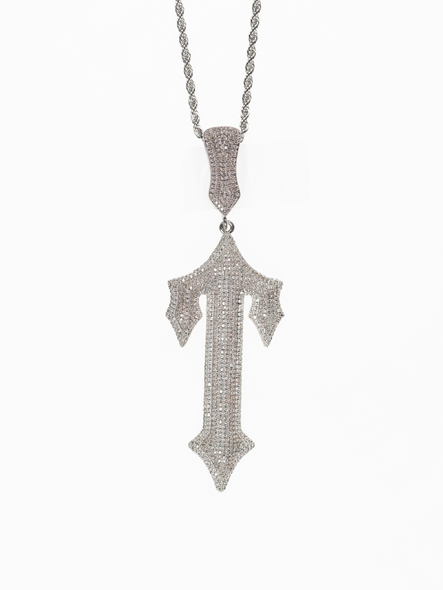 Colgante Trapstar grande en diamantes, el mismo que lleva central cee en oro blanco y diamantes de imitación.