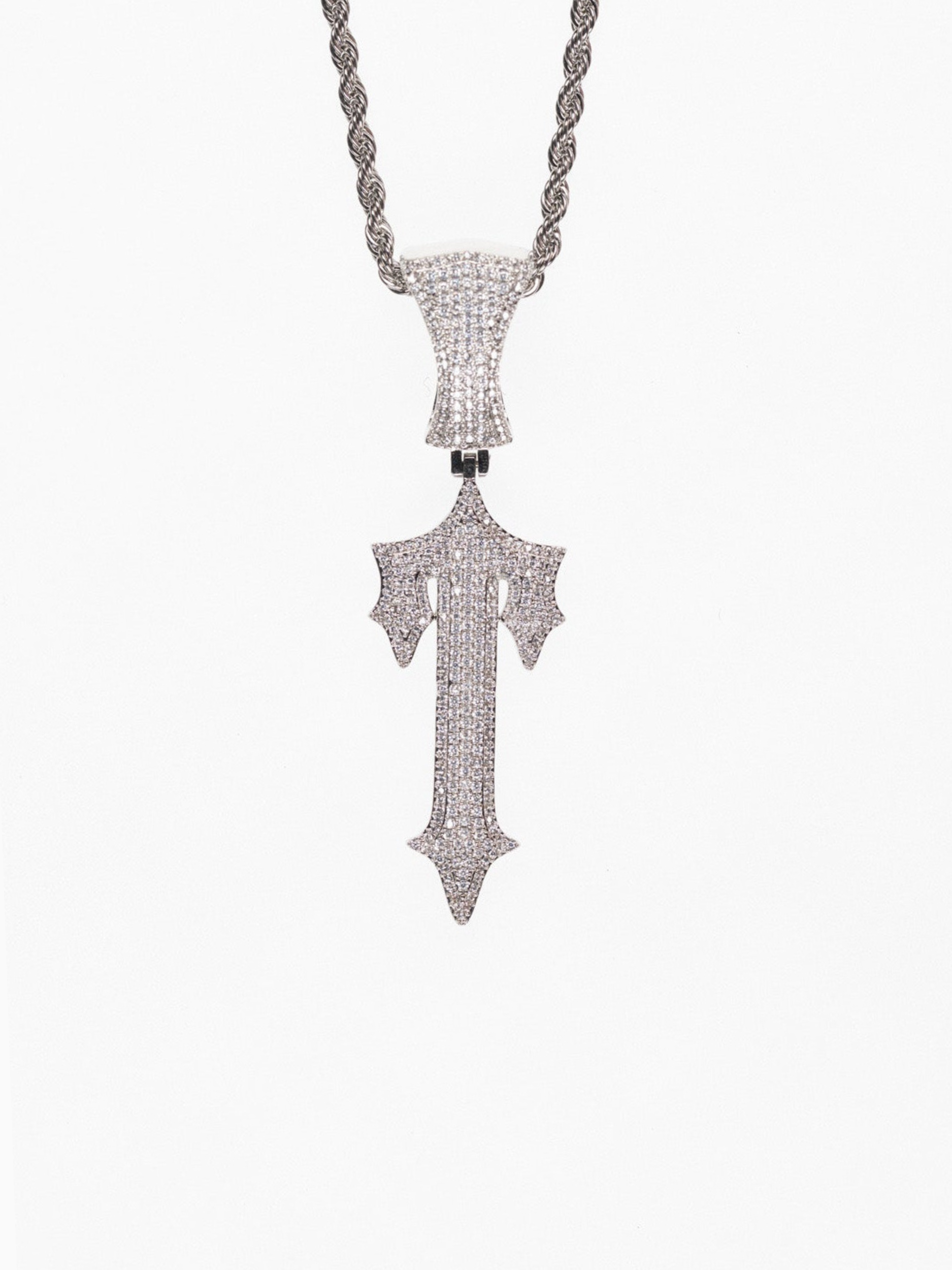 Colgante Trapstar en diamantes, el mismo que lleva central cee en oro blanco y diamantes de imitación.