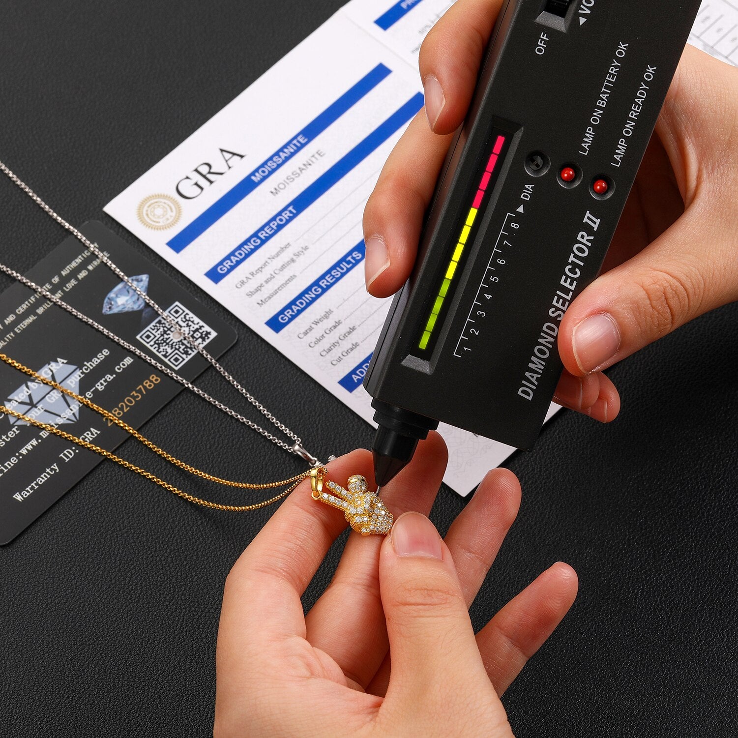 Mano con micrófono en plata 925 con moisantita VVS