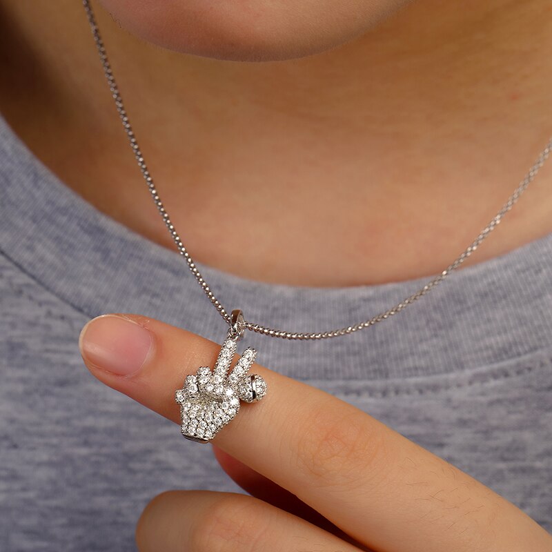 Mano con micrófono en plata 925 con moisantita VVS