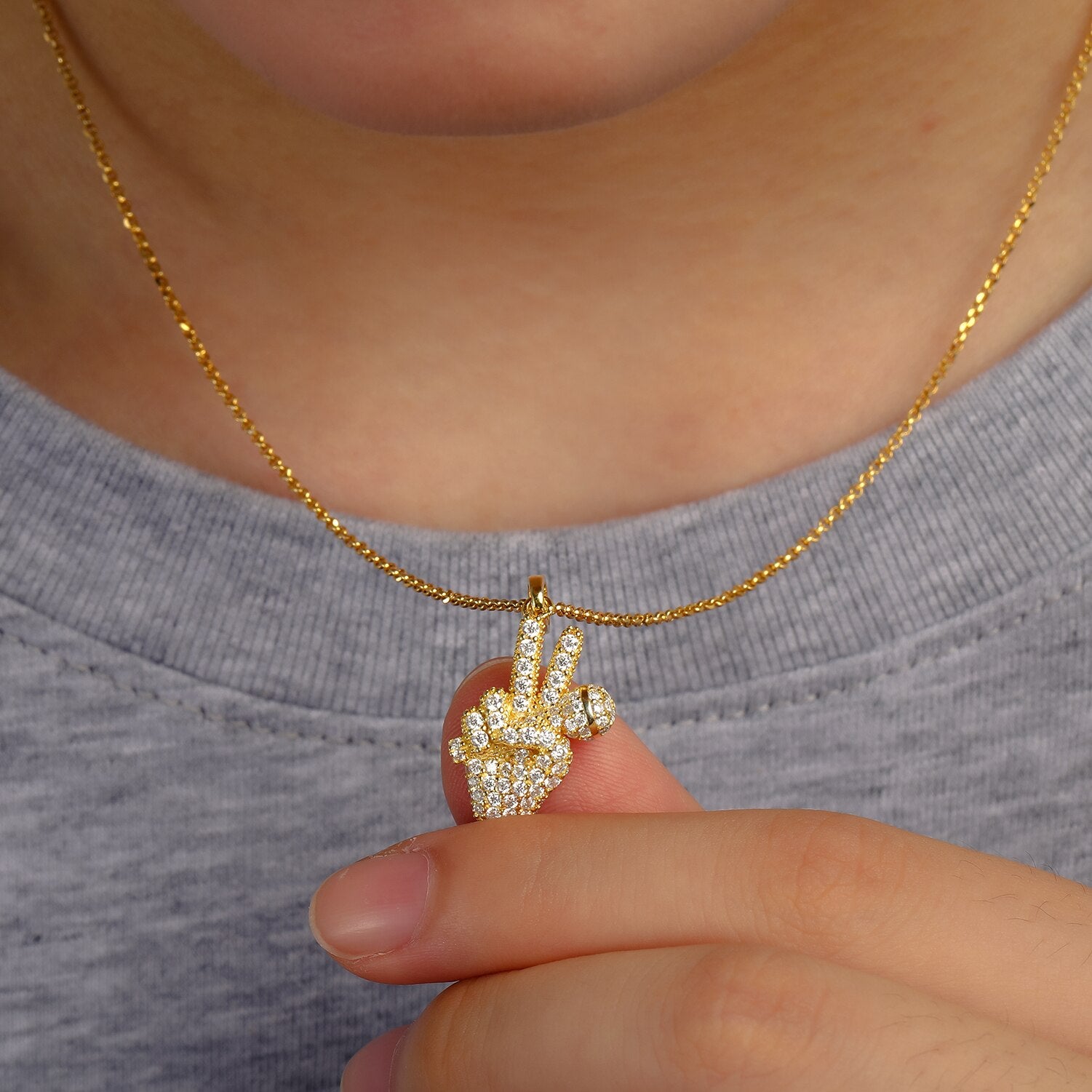 Mano con micrófono en plata 925 con moisantita VVS