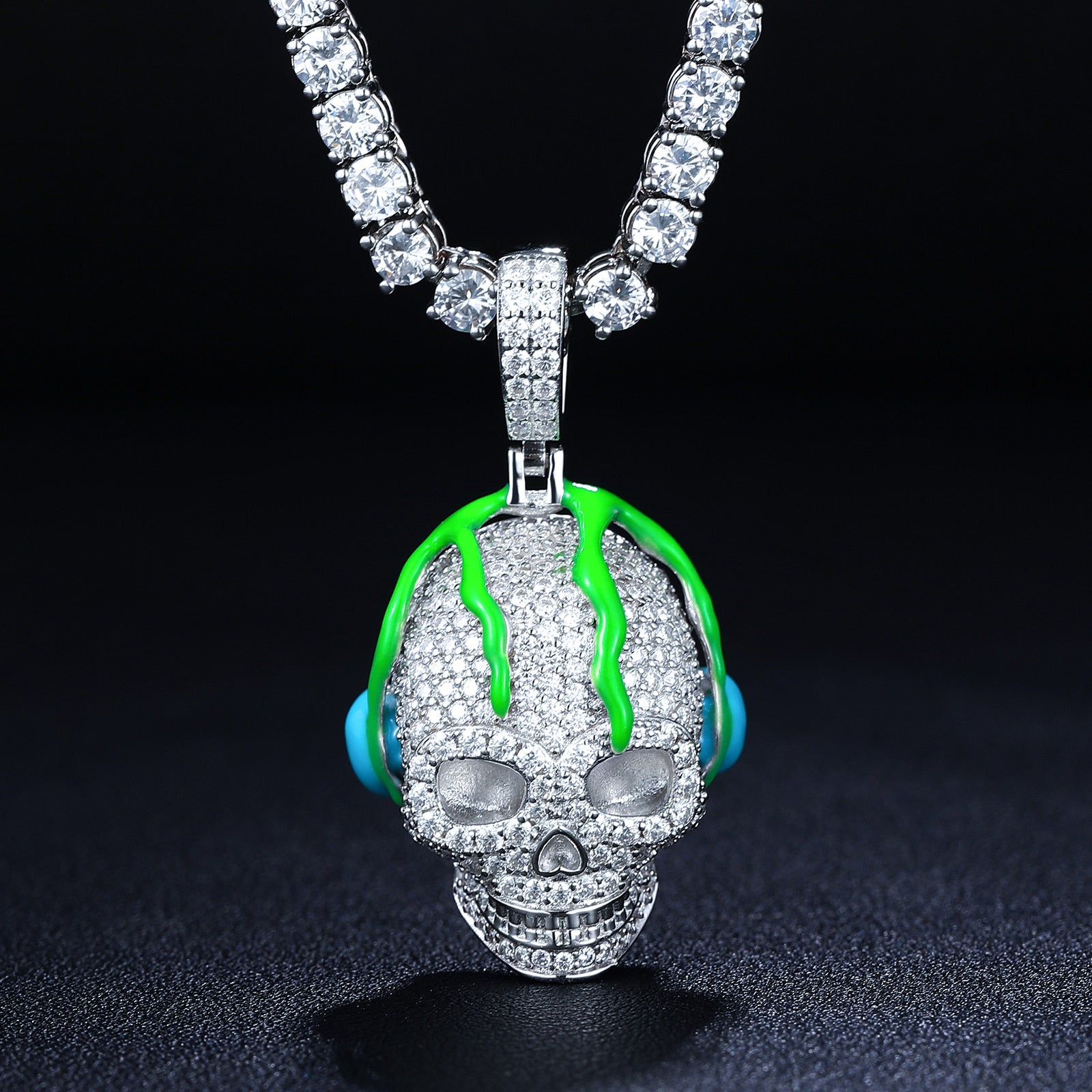 Skull with headphones made of 925 Silver with VVS Moisantite glowing in the dark