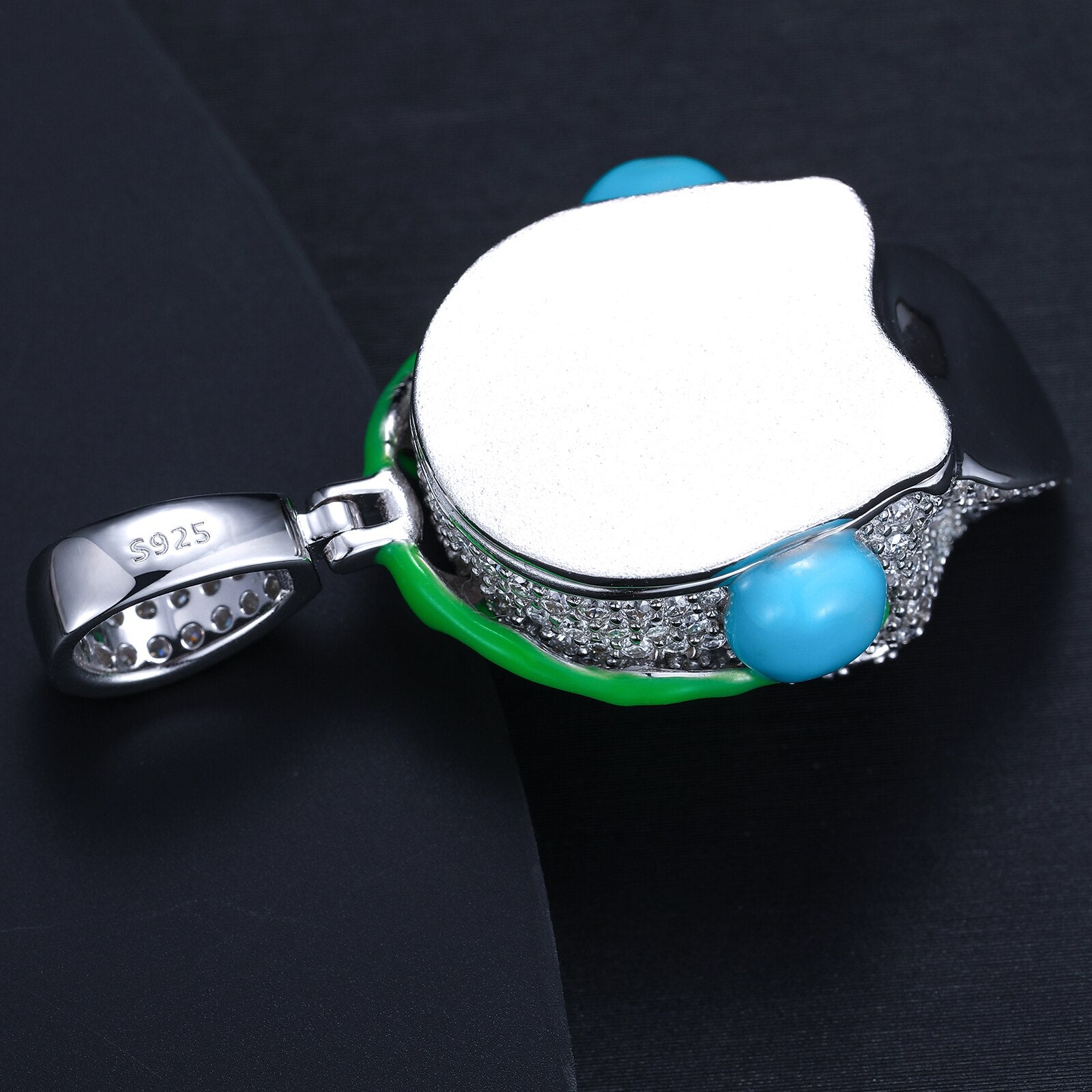 Skull with headphones made of 925 Silver with VVS Moisantite glowing in the dark