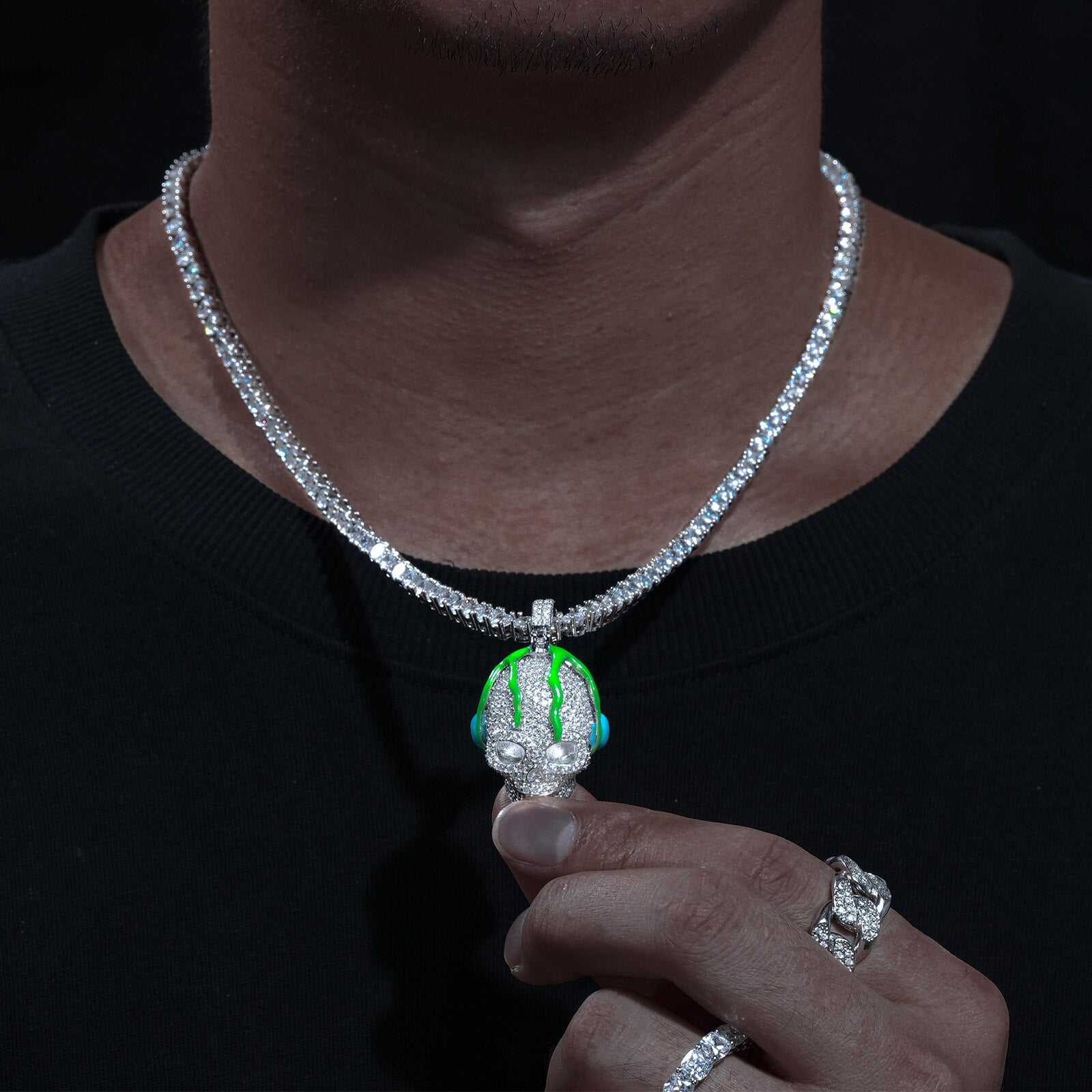 Skull with headphones made of 925 Silver with VVS Moisantite glowing in the dark