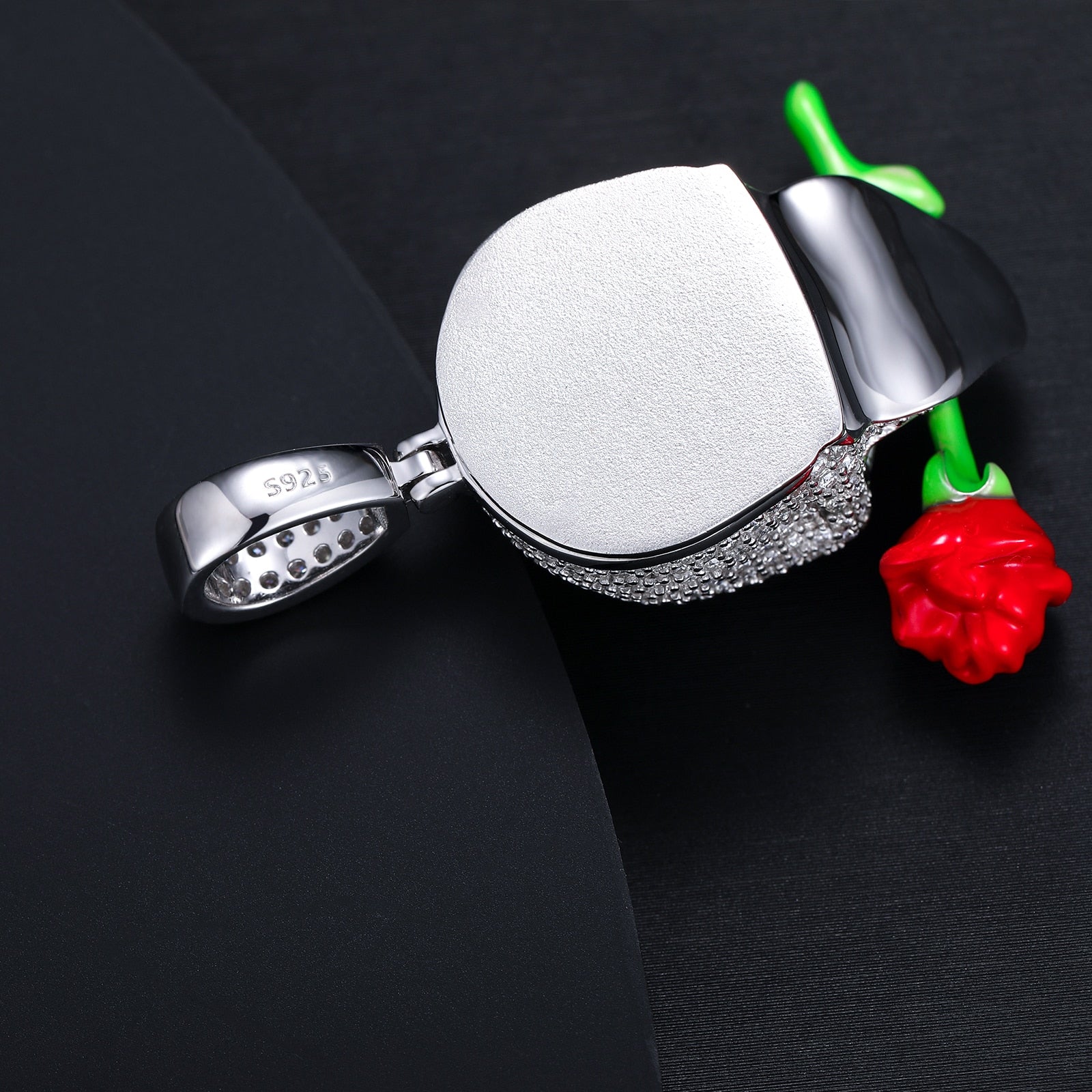 Skull with Rose in 925 Silver with VVS Moisantite glowing in the dark
