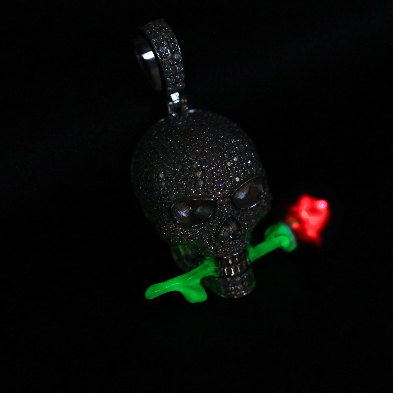 Skull with Rose in 925 Silver with VVS Moisantite glowing in the dark