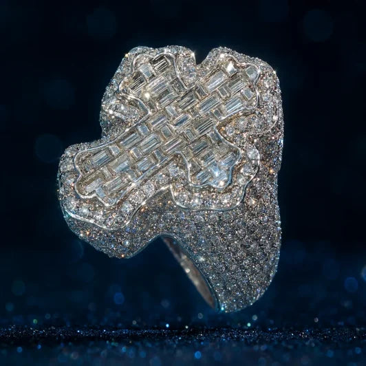 Anillo diamantado en forma de cruz