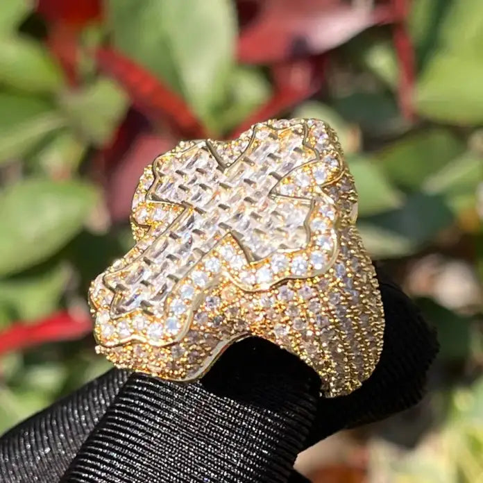 Anillo diamantado en forma de cruz