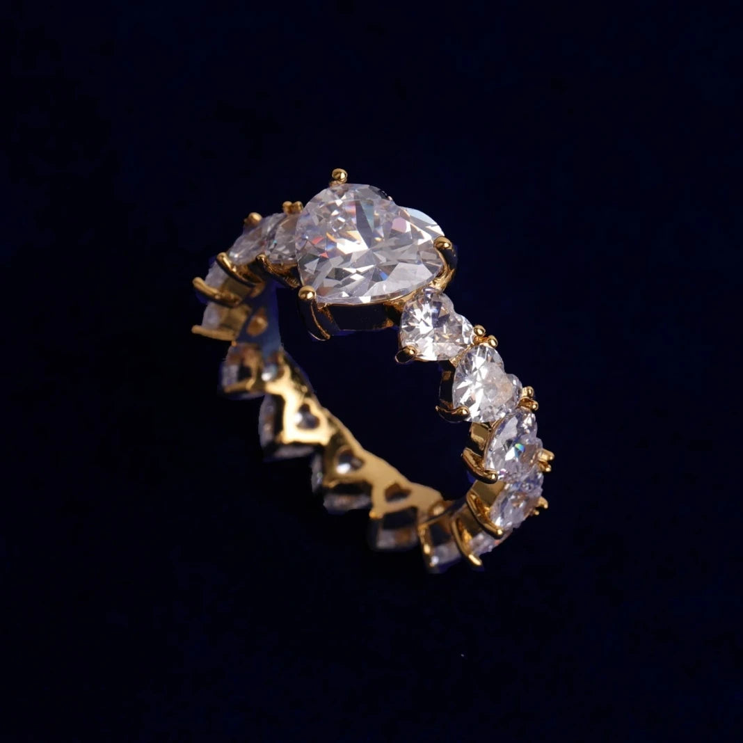 Anillo de diamantes de imitación en forma de corazones para mujer.