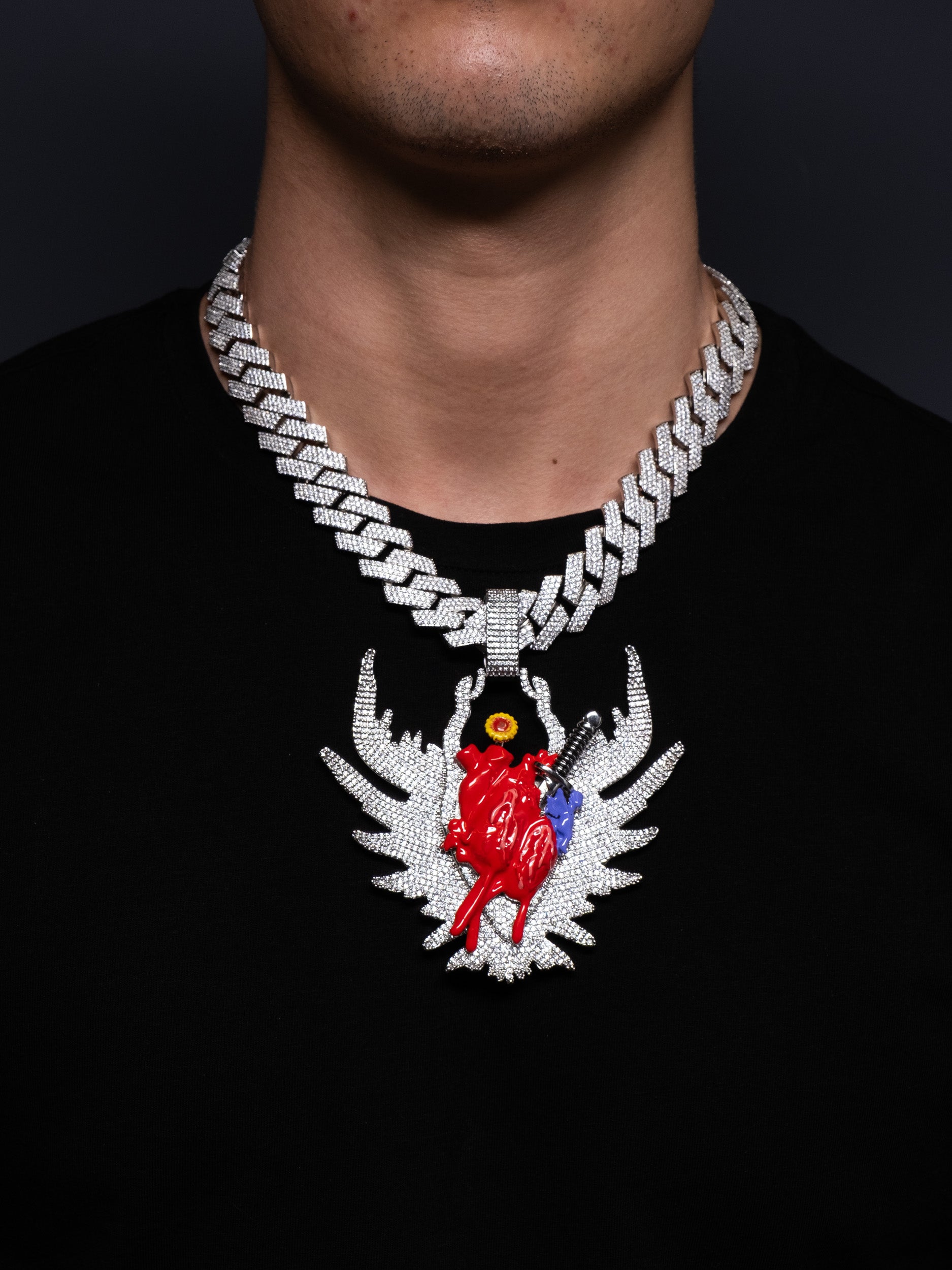 Colgante ROMPECORAZONES de ANUEL en oro blanco y diamantes barato para hombre estilo iced out VVS, de Street Chains y también lo tiene Ice Baby. Cadena incluída de alta calidad.