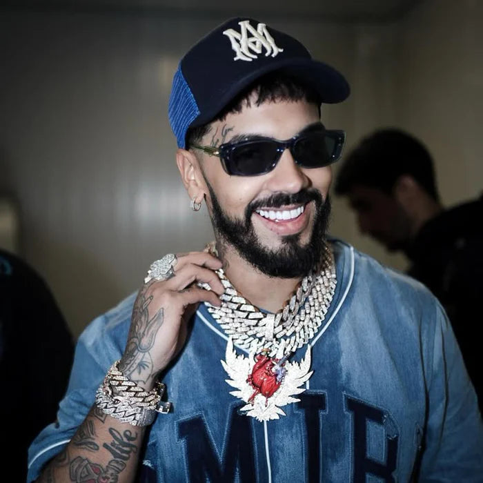 Cadena del cantante de trap y reggaeton Anuel con forma de corazón atravesado por una espada con una cadena cubana repleta de diamantes bañada en oro.