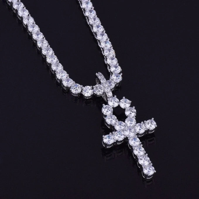 Colgante de cruz ankh de diamantes.