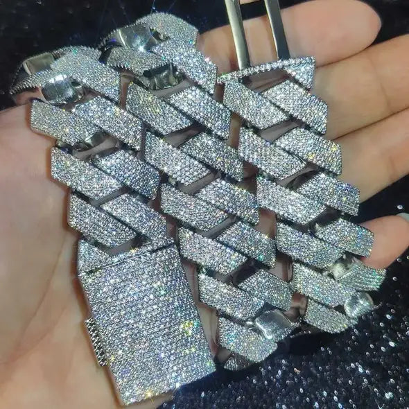 Cadena Cubana diamantada gruesa con eslabones cubanos puntiagudos estilo cadena de cantante de trap y reggaeton